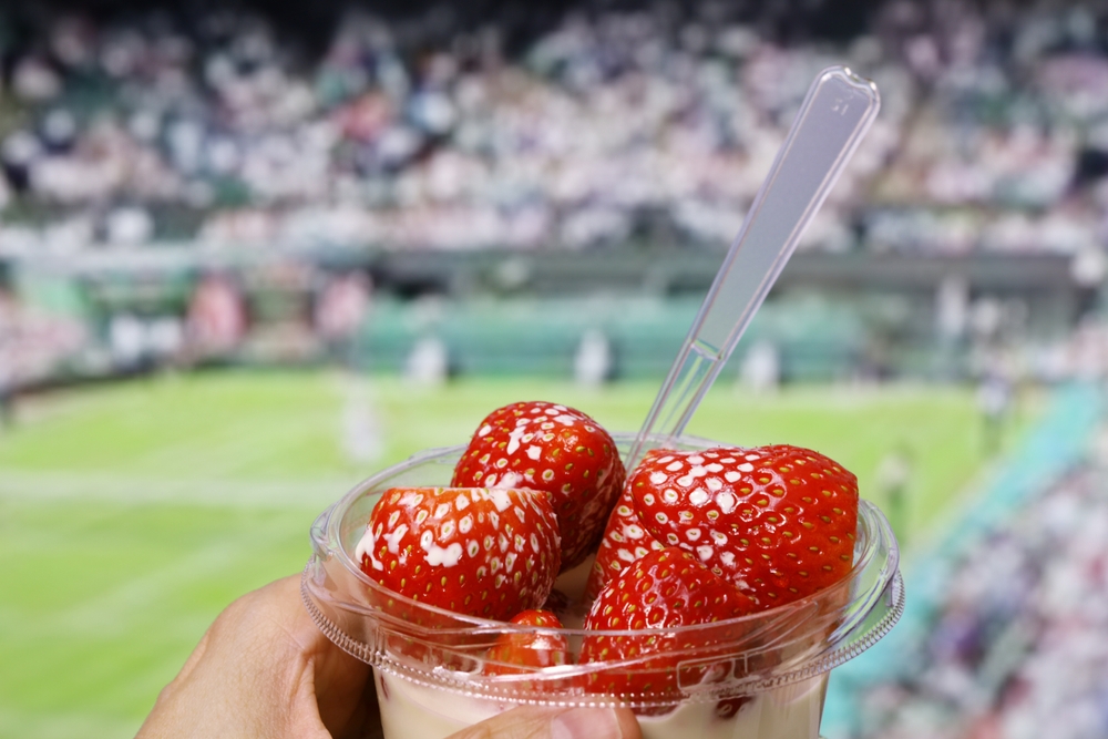 Strawberries,And,Cream,,A,Small,Bowl,,English,Summer,Specialty